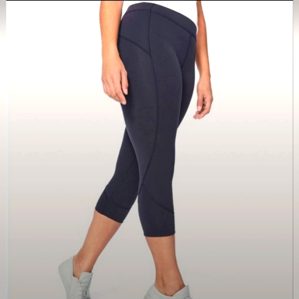 Lululemon In Movement Crop *Everlux* in Grey - Size 10